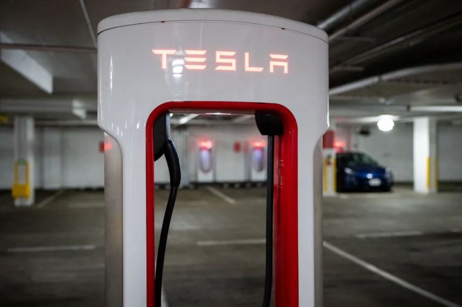 Bu Tesla süper şarj cihazı gibi Seviye 3 şarj cihazları, bir araç aküsünü 20 dakika gibi kısa bir sürede yüzde 80'e kadar şarj edebilir