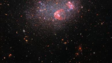 Hubble Uzay Teleskobu'nun Yakaladığı 'Parlak Kar Küresi' Galaksisini Görün!