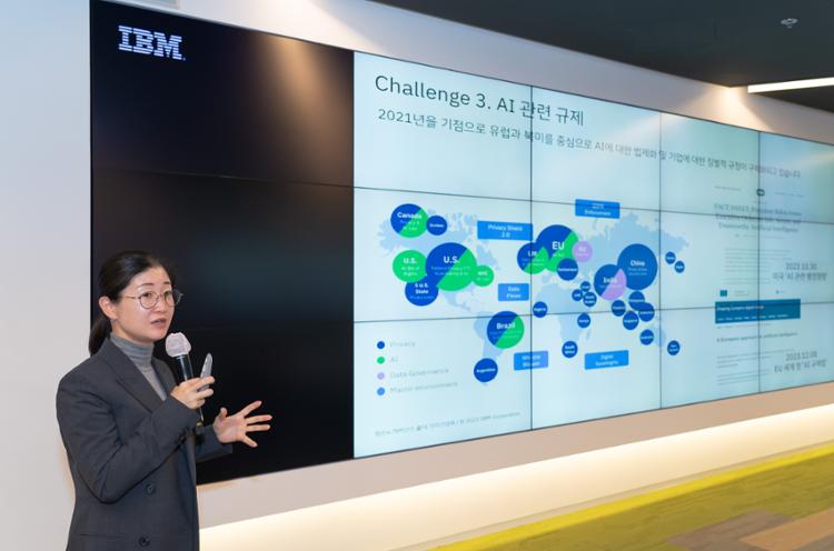 IBM Consulting Korea'nın yönetici ortağı Kim Hyun-jung, Perşembe günü IBM Kore'nin Seul'deki genel merkezinde düzenlenen basın toplantısında konuşuyor. IBM Kore'nin izniyle