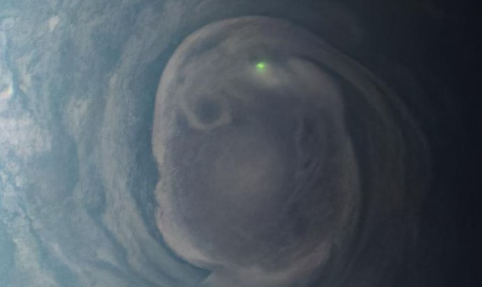 NASA'nın Juno Uzay Aracı, Jüpiter'de Gizemli Yeşil Işık Flaşı Yakaladı!