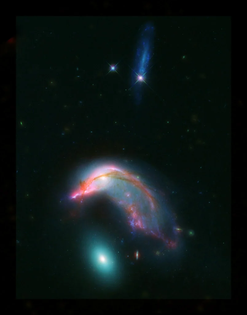 Sonunda bu iki galaksi, tek bir nesne oluşturmak için birleşecek ve iki yıldız, gaz ve toz popülasyonları karışacak,” diyor NASA. “Bu tür bir birleşme, Samanyolu dahil olmak üzere, bize yakın evrendeki çoğu büyük galaksinin tarihinde önemli bir adımdı.