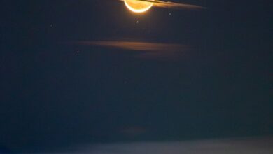 Guatemala'daki bir fotoğrafçı, Satürn kılığına girmiş ayın inanılmaz bir fotoğrafını çekmek için büyük bir şans yakaladı.