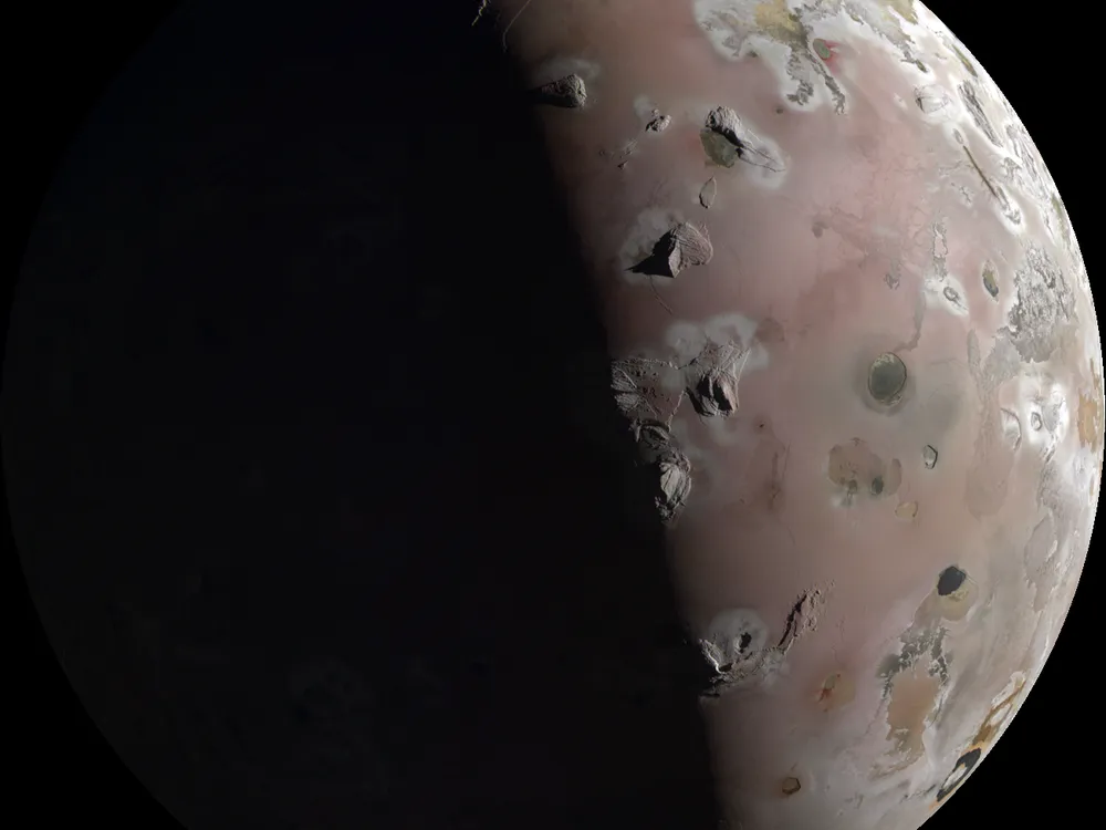 NASA, Jüpiter'in Uydusu Io'nun Son 20 Yıl İçindeki En Yakın Görüntülerini Yakaladı!