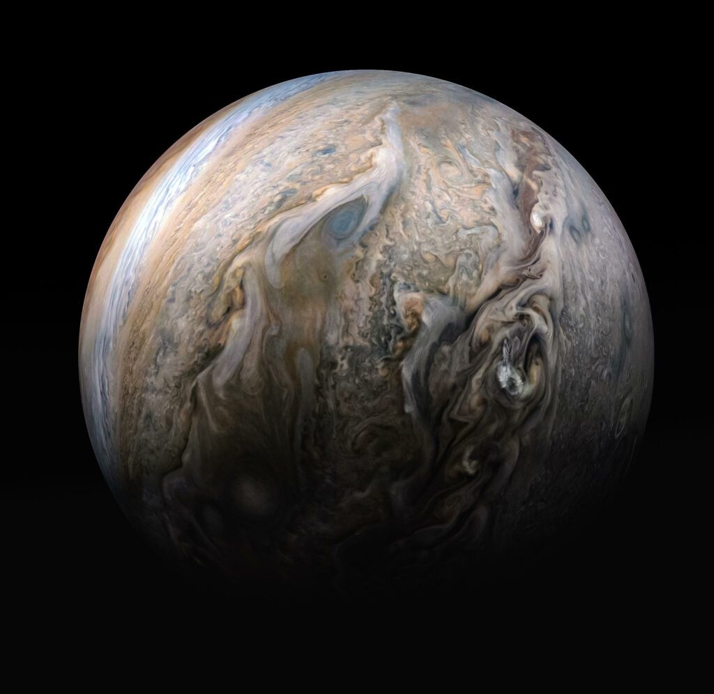 Jüpiter'in Mayıs 2019'da NASA'nın Juno sondası tarafından elde edilen ve gezegenin kuzey yarım küresinde fırtına bölgelerinin görülebildiği görüntüsü.
