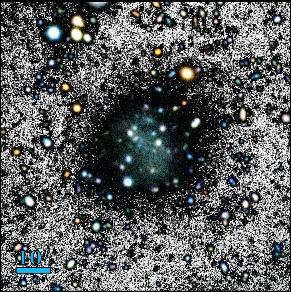 Nube galaksisi. Şekil, arka planı vurgulamak için renkli bir görüntü ile siyah beyaz bir görüntünün birleşimidir.