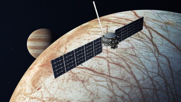 Clipper Jüpiter'in uydusu Europa üzerinde uçuyor. (NASA)