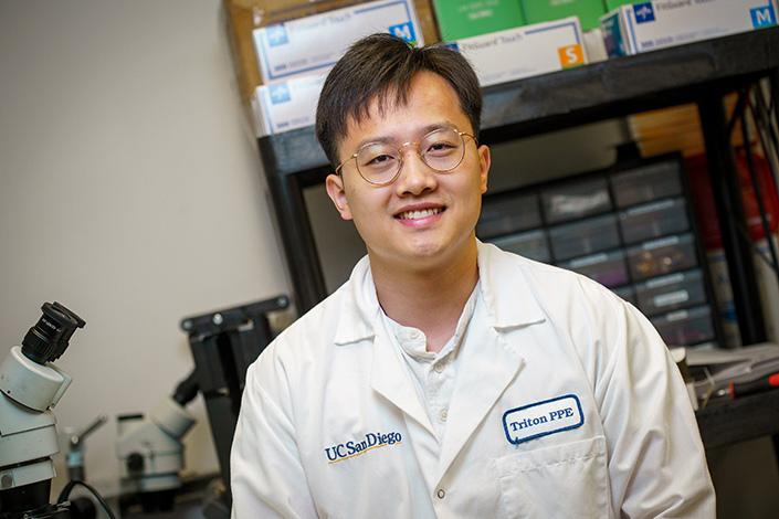 Çalışmanın ilk yazarlarından Sai Zhou ve UC San Diego malzeme bilimi ve mühendisliği Ph.D. aday.