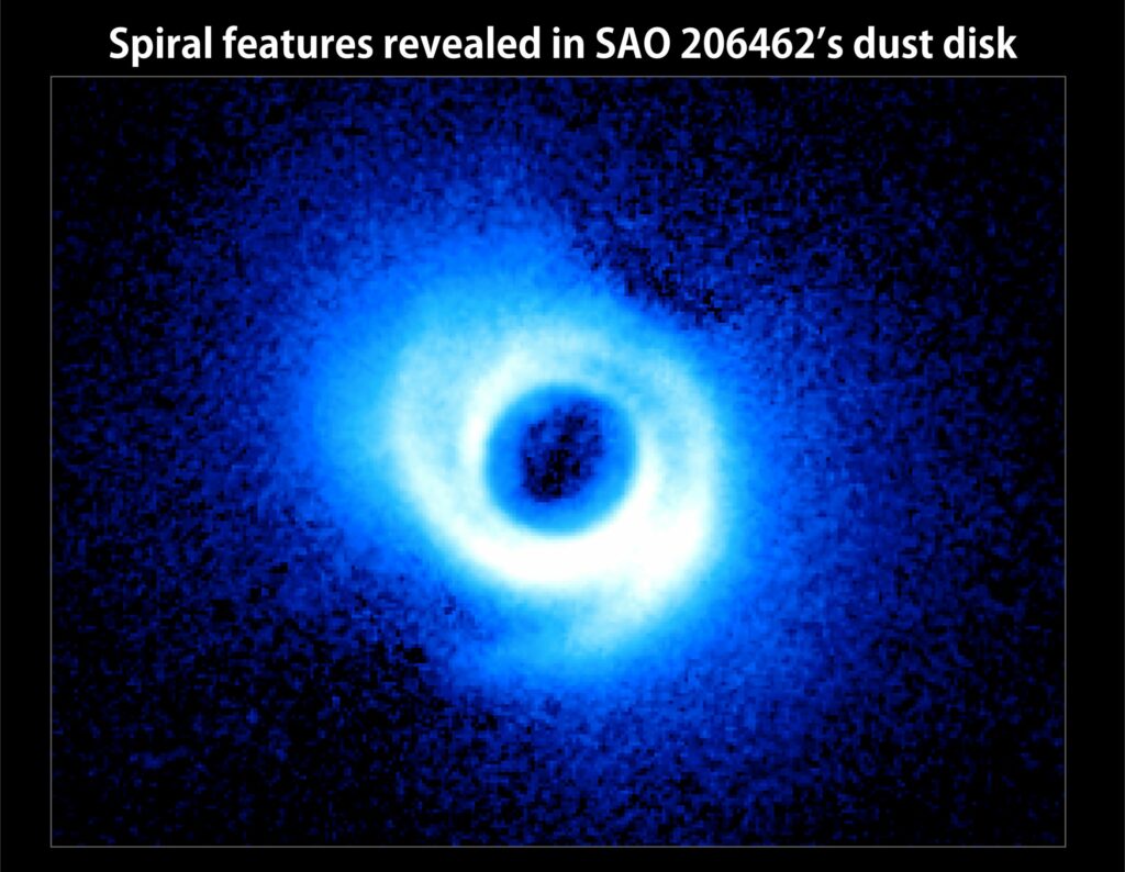 Lupus takımyıldızındaki genç bir yıldız olan SAO 206462'nin etrafındaki gaz zengini diskten iki sarmal kol ortaya çıkıyor.