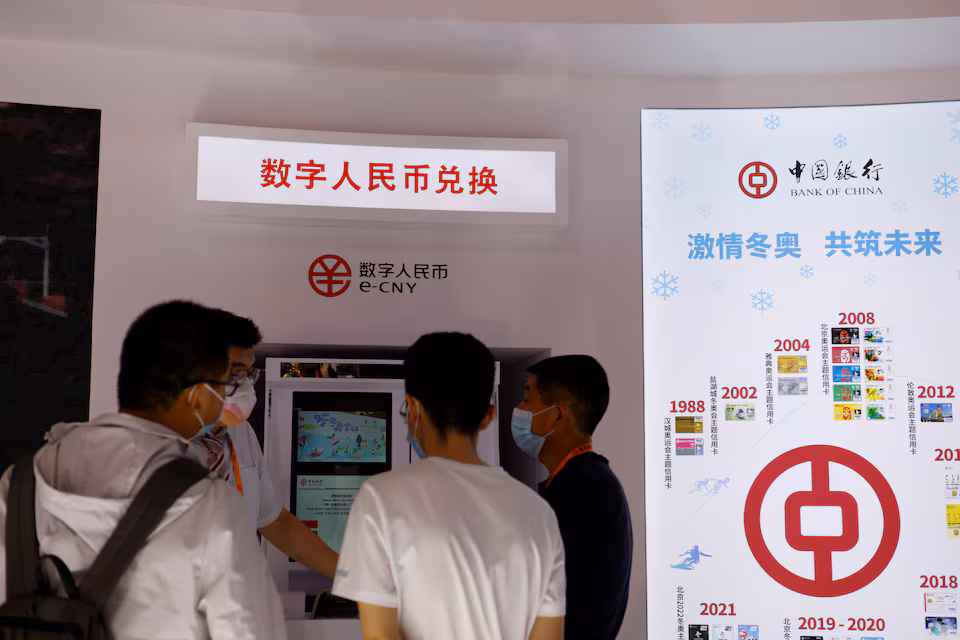  4 Eylül 2021'de Çin'in Pekin kentinde düzenlenen 2021 Çin Uluslararası Ticaret Fuarı (CIFTIS) sırasında Çin Bankası standında Çin'in dijital yuanı veya e-CNY için hizmet sunan bir otomatik para çekme makinesinde (ATM) ziyaretçilerle ilgileniyor. 