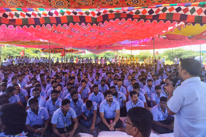 Samsung, fabrikadaki grevin üçüncü haftasına girmesine rağmen Hindistan'daki ücretleri savundu