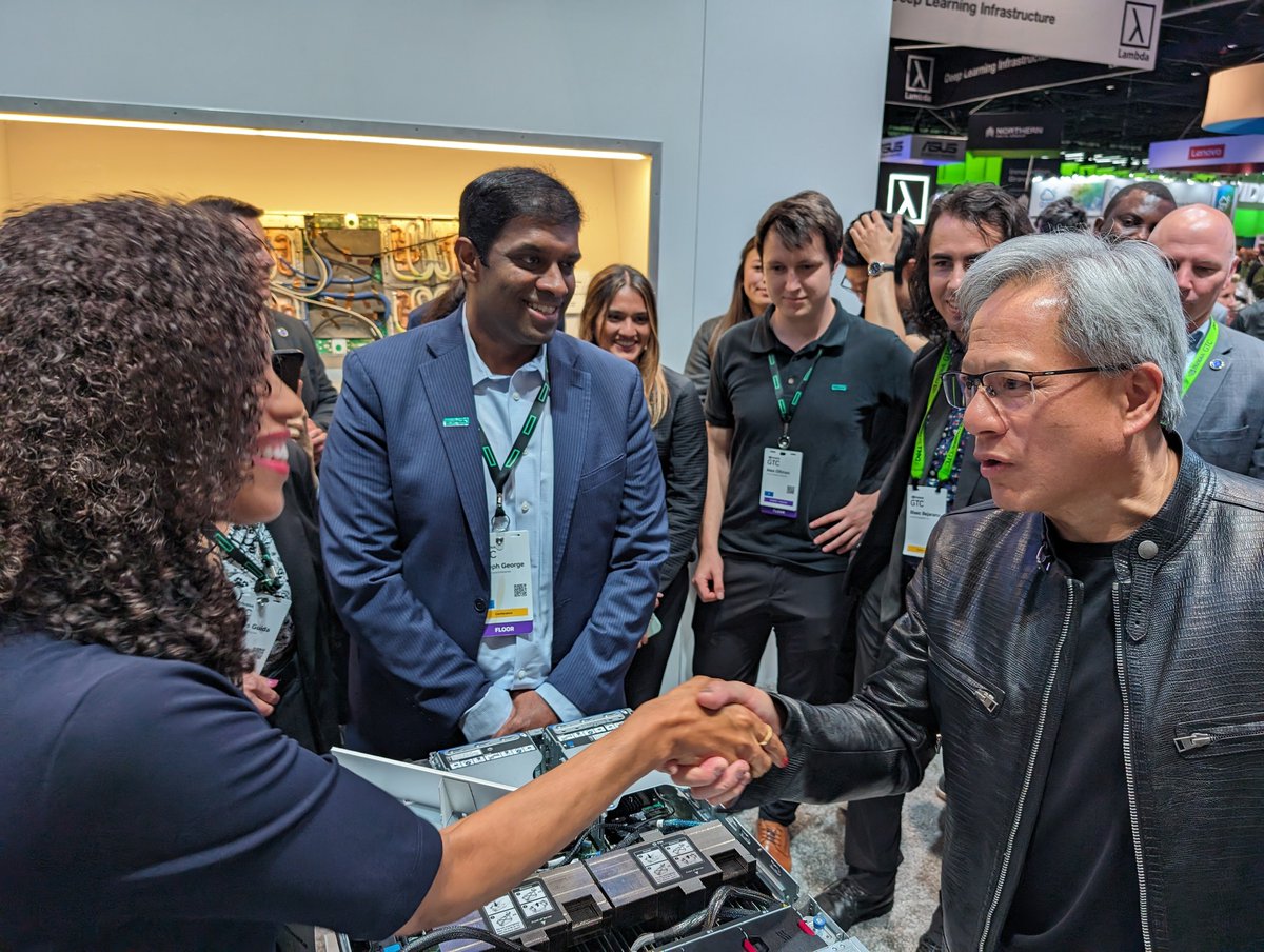 Nvidia CEO'su Jensen Huang, Hindistan'ın teknoloji meraklılarından rock yıldızı muamelesi görüyor