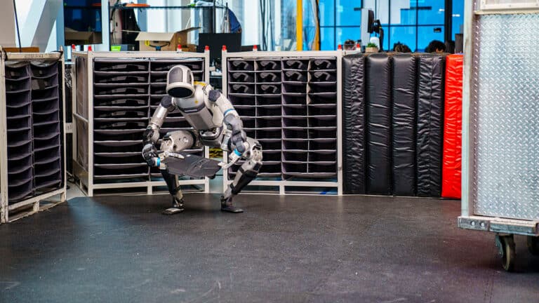 Boston Dynamics, insansı robot Atlas’ın yeni yeteneklerini paylaştı