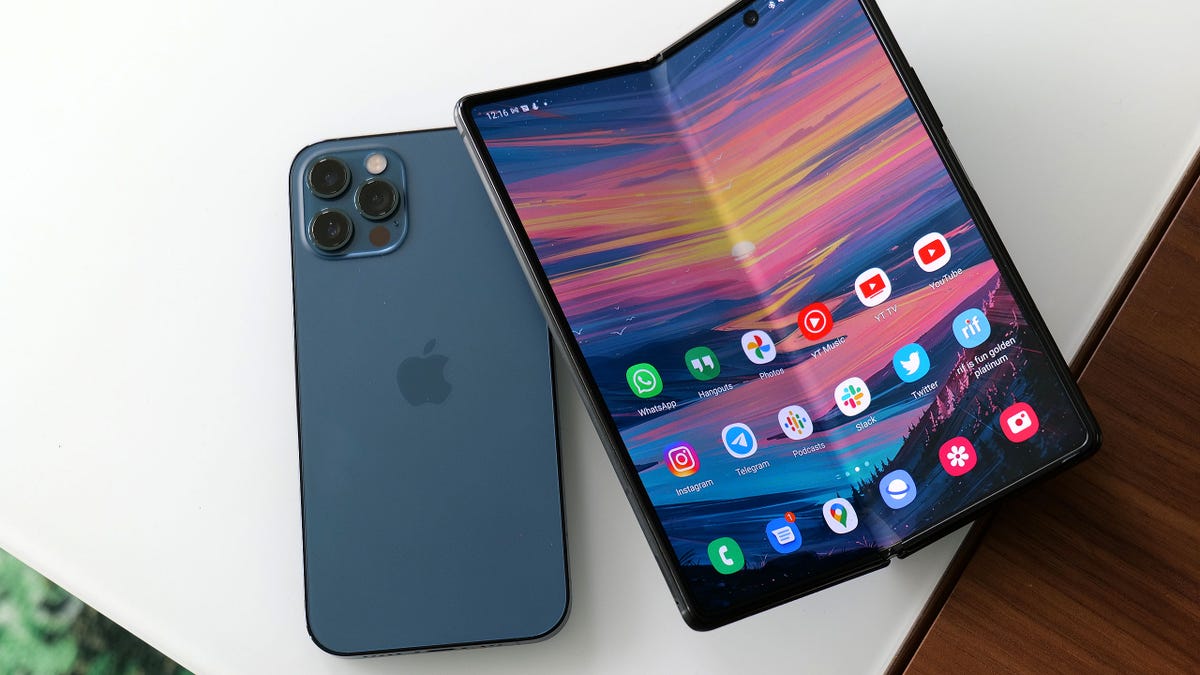 Apple katlanabilir iPhone modeli için üretim maliyetlerini düşürüyor