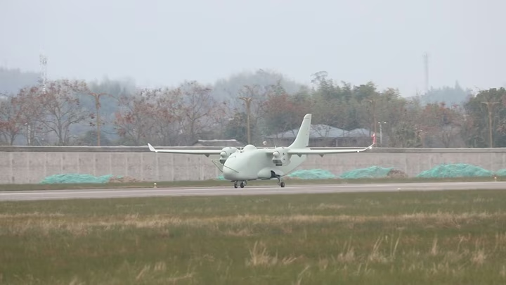 Çin tarafından geliştirilen dev YH-1000S insansız kargo uçağı gökyüzüyle buluştu